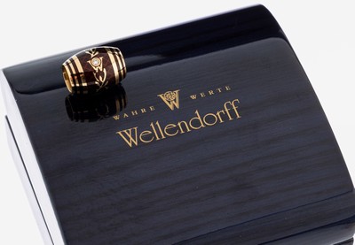18 kt Gold WELLENDORFF Brillant-Email-Ronde, GG 750/000, Modell Trüffel, Sonderfarbe Mokka, transluzides Kaltemail auf guillochiertem Grund, mittig ...