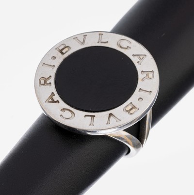 18 kt Gold BULGARI Onyx-Ring, WG 750/000, kreisförm. Ringkopf, runde Onyxeinlage, umlaufender BULGARI Schriftzug, RW 59, ca. 13 g, orig. Etui und ...