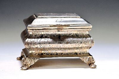 Deckeldose aus Silber, deutsch, Anfang 19. Jh., Silber geprüft, 240g, barockisierende Form, gestochen und ziseliert, Rocaillen- und Rankendekor, ...