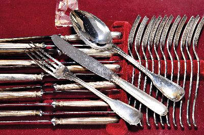 Umfangreiches Besteckset Augsburger Faden, Wilkens, Bremen, 800er-Silber, 12 Tafelgabeln, 12 Tafelmesser, 12 Tafellöffel, 11 Menügabeln, 12 ...