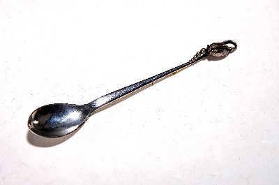 Zierlöffel aus Silber, Georg Jensen, Dänemark, 925er-Silber, Hammerschlagdekor, Griff auslaufend in plastischer Mohnknospe, 52g, L. 22 cm
