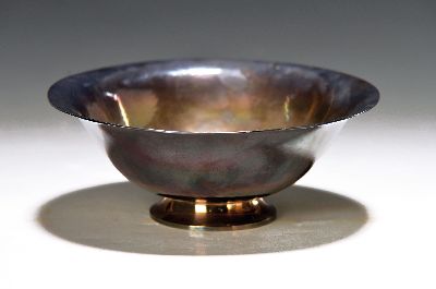 Zierschale aus Silber, Harald Nielsen (1892 -1977) für Georg Jensen, Dänemark, zw. 1945 -77, 925er-Silber, Hammerschlagdekor, 246g, D. 16 cm