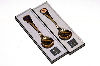 Zwei Jahreslöffel 1976 und 1977, Georg Jensen , Dänemark, 925er-Silber, vergoldet, Emaildekor, je in orig. Etui, 93g, L. je 15 cm