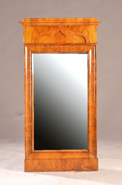 Biedermeier-Spiegel, um 1825, Nußbaumfurnier, Oberteil mit ausgeschnittenem Segmentbogen, Holz in schöner Patina, alte Schellackpolitur, ca. 122 x ...