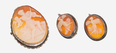 Kamee-Set, Silber gepr., best. aus: 1 Brosche/Anhänger, und 1 Paar Ohrhänger, Muschelkameen, versch. Darstellungen mit Frauen