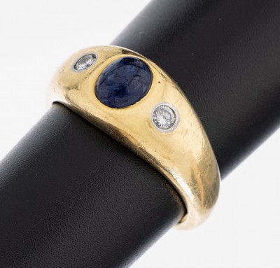 18 kt Gold Saphir-Brillant-Ring, GG 750/000, mittig ovaler Saphir-Cabochon ca. 1.00 ct, 2 Brillanten zus. ca. 0.10 ct Weiß/si, RW 60, ca. 11.6 g