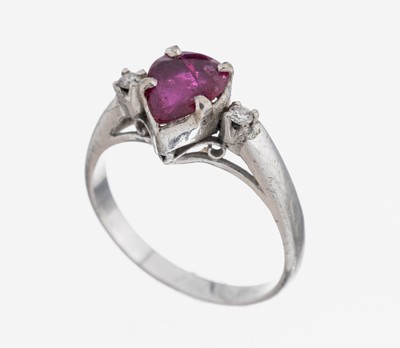 14 kt Gold Rubin-Brillant-Ring, WG 585/000,mittig facett. Rubin-Tropfen ca. 0.90 ct, 2 Brillanten zus. ca. 0.04 ct Weiß/p, RW 49, ca. 2.6 g