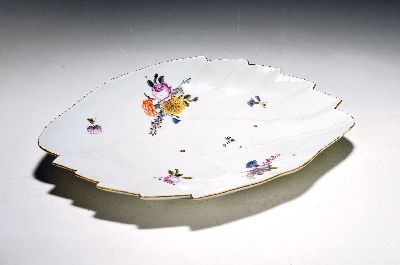 Große Blattschale, Meissen, um 1750, Porzellan, polychrom bemalt, Entwurf J.J. Kaendler, monogrammiert H = wohl Johann Samuel Heyne, Heyne zählt zu ...