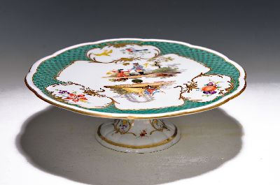 Seltener Tafelaufsatz, Platte mit Fuß, Meissen, um 1765, Porzellan, grüner Dekor, in gold gefassten Reserven, Vögel, Obst und Blumenmalerei, ...