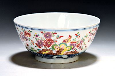 Frühe Kumme, Meissen, um 1725, Porzellan, restauriert, Kakiemondekor, Fels- und Vogel, über dem niedrigen Fuß ein umlaufendes Band von blauer ...
