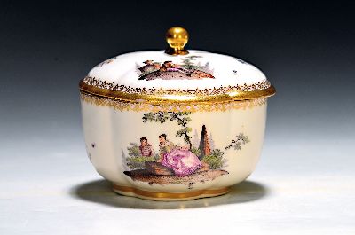 Deckeldose, Meissen, um 1750, Porzellan, beidseitig mit galanten Szenen bemalt, auf dem Deckel Kavalier und Dame, reicher Goldspitzendekor, leicht ...