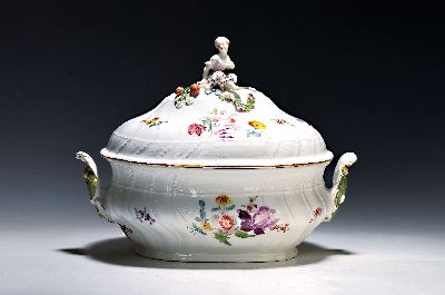 Große Deckelterrine mit Presentoire, Meissen, um 1750, Porzellan, Relief Neu-Ozier, Blumengebinde und gestreute Blumen, Deckelbekrönung in Form ...
