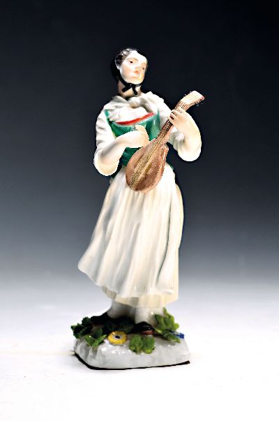 Porzellanfigur, Bäuerin mit Mandoline, Meissen, um 1750, Fladensockel mit Blumen- und Blätterapplikationen, stehende Bäuerin eine Mandoline ...