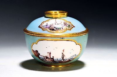Deckeldose, Meissen, um 1740, Porzellan, türkisfarbener Fond, in Reserven feine Miniaturmalereien, Hafenszenen bzw. Kauffahrteiszenen, vermutlich ...