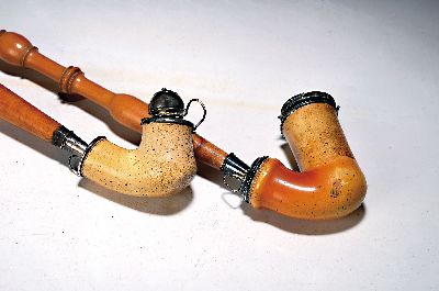 Zwei Meerschaumpfeifen aus dem Besitz der Familie Tolstoy, Finnland, um 1800, Meerschaumköpfe, Silbermontur, 1x Stadtmarke wohl Kristinestad, Drei ...