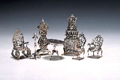 Set aus 7 Miniaturmöbeln, Gebrüder Kühn, 925er Sterling Silber, Rokokostil, Schaukelstuhl ca. 6.5cm, Tisch ca. 4.7cm, 2 Stühle H. ca. 5.5cm, ...