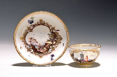 Koppchen mit Untertasse, Meissen, um 1740, Porzellan, in gold verzierten Reserven bäuerliche Landschaft mit Reiter und Koppchen mit ...