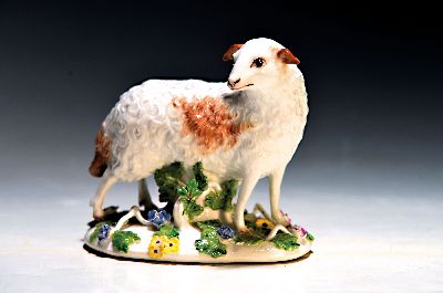 Porzellanfigur, "Schaf", Meissen, um, 1747-50, Entwurf P. Reinicke 1747, stehendes Schaf auf flachem Fladensockel, dieser mit dichten ...
