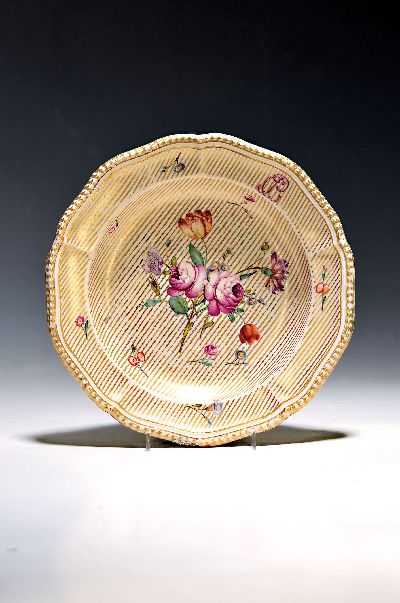 Suppenteller, Frankenthal, 1770, aus dem Service für Herzog Christian IV von Pfalz- Zweibrücken-Birkenfeld, Teller überzogen mit goldenen ...