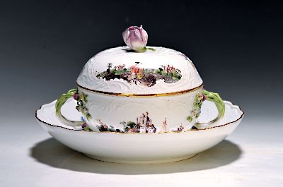 Kleine Deckelterrine/Deckelschüssel mit Presentoir, Meissen, um 1745/50, Porzellan, Seeprospektszenen und Landschaften in sechs Reserven, ...