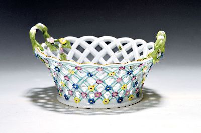 Runde Korbschale, Meissen, um 1750, Asthenkel, Wandung und Boden in Durchbrucharbeit, applizierte Blümchen und Blätter, Goldstaffage, H. ca. 9.5 ...