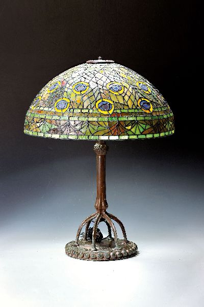 Tiffany-Stil-Lampe, USA, 20. Jh., großer Glasmosaikschirm im Pfauenaugendekor, patinierter Bronzefuß auf runder Bodenplatte , sechs hohen Beinen ...
