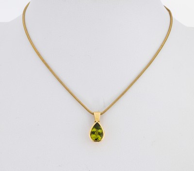 14 kt Gold Peridot-Anhänger, GG 585/000, schlichte Gestaltung, facett. Peridot-Tropfen ca. 2.10 ct, an Schlangenkette, GG 333/000, L. ca. 40 cm, ...
