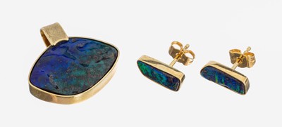 14 kt Gold Opal-Schmuckset, GG 585/000, best. aus: 1 Anhänger, Boulderopal, Farbspiel in Blau und Grün, und 1 Paar Ohrstecker, Boulderopale, ...