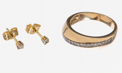 14 kt Gold Brillant-Konvolut, GG 585/000, best. aus: 1 Ring, RW 58, geschwungen, 20 Brillanten zus. ca. 0.20 ct Weiß/si, und 1 Paar Ohrstecker, 2 ...