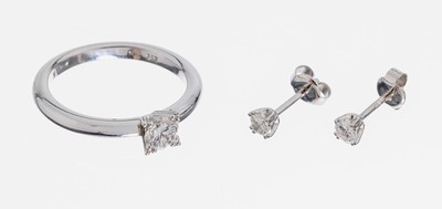 14 kt Gold Brillant-Konvolut, WG 585/000, best. aus: 1 Ring, RW 60, Brillant ca. 0.50 ct(grav.) feines Weiß/vs, und 1 Paar Ohrstecker,2 Brillanten ...