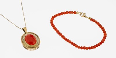 14 kt Gold Korallen-Anhänger, GG 585/000, oval, grav. Strahlen, mittig ovaler Korallen- Cabochon, schöne Farbe, an Kette, GG 750/000, L. ca. 43.5 ...