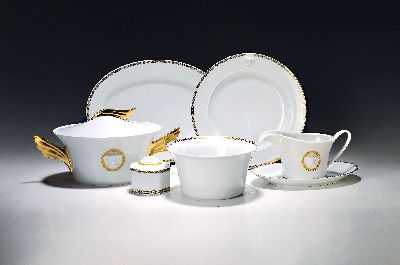 Speiseservice für 7 Personen, Rosenthal, Entwurf Gianni Versace, Modell Medaille Meandre d'or, 7 flache Teller, 7 tiefe Teller, 2 ...