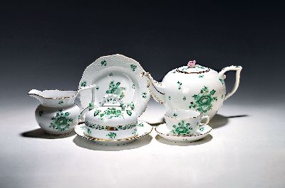Umfangreiches Service, Herend, Nanking bouquet/Niang vert, 20. Jh, Pfingstrose mit Gartenblumen, Porzellan, Goldstaffage, 10 Tassen mit Untertassen, ...