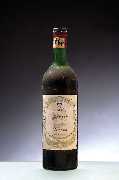 1 Flasche 1976 Baron Philippe de Rothschild Le Berger Baron, Bordeaux, ca.750ml, low shoulder, beschmutzt, Kapsel beschädigt