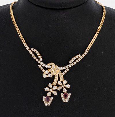 18 kt Gold Diamant-Rubin-Collier, GG 750/000, blütenf. Mittelteil, 72 Brillanten 3 Diamanttropfen und 10 Diamantnavettes zus. ca.5.80 ct feines ...