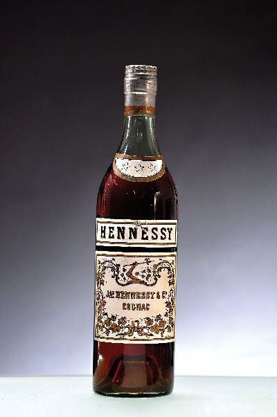2 Flaschen Vintage Hennessy & Co. 3 Star Cognac, 1930/40er-Jahre, Frankreich, ca. 740ml, ca. 40%Vol., Füllniveau ca. 5cm, 1x Etikett verso l. ...
