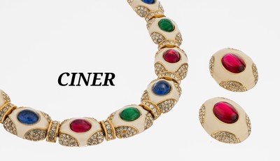 CINER Modeschmuckset, New York um 1960/70, Metall verg., best. aus: Collier L. ca. 45 cm und Paar Ohrclips ca. 3 x 2.5 cm, elfenbeinfarb. gelackt, ...