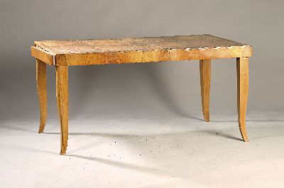 Art-Deco Esstisch, Frankreich, um 1930, Nußbaumfurnier, z.T. massiv, seitlich eine Ausziehschiene, eine beschädigt, ca. 74x153x90 cm, EZ 3