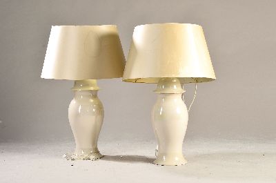 Paar große Tischlampen, Tommaso Barbi Italien , Vasenkorpus Keramik mit perlmuttfarbener Glasur, H. ca. 66cm, Seidenschirme mit Gebr.- spuren, ...