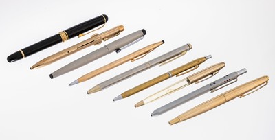Großes Lot 9 verschiedene Schreibgeräte 1950- 1980er Jahre: MONTBLANC 4-Farbenstift, Walzgold; Parker Füllfederhalter, Rolled Gold;Cross ...