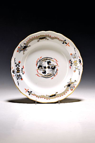Speiseteller, Meissen, 20. Jh., 1. Wahl, Dekor schwarzer Hofdrache golden und rot gehöht, Goldrand, D. ca. 25cm