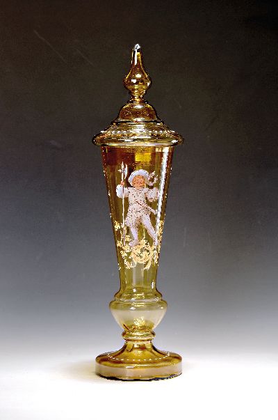 Großer Deckelpokal, um 1880-90, Historismus, grünes optisch geblasenes Glas mit Emailmalerei eines Landsknechts mit Hellebarde und Bierkrug, H. ca. ...