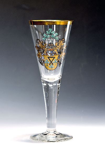 Großes Pokalglas, um 1810-20, farbloses Glas mit bunter Wappenmalerei, rückseitig Inschrift: Johann Illies Lissabon 1732-1807, Goldrand, H. ca. 28cm