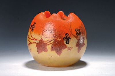 Große Kugelvase, Frankreich, Legras, um 1920-30, mit umlaufendem Weinlaubdekor, Spritzdekor innen in orange und beige, oberer Rand vielfach ...