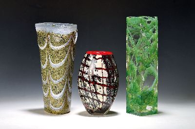 3 Künstlervasen, Frankreich/Murano/Tschechien, 20. Jh., 1 x Vierkant, farbloses Glas mit eingeschmolzenen grünen Wellen, H. ca. 30cm; 1x Murano, ...