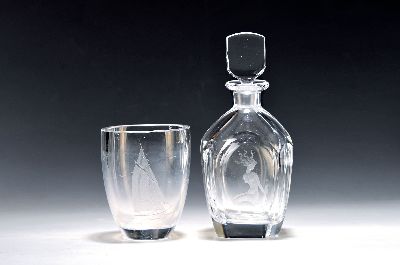 2 Teile Glas, Orrefors, 20. Jh., 1 x kleine Karaffe, gravierter Frauenakt, H. ca. 22cm, kl. Vase, graviertes Segelboot, H. ca. 12cm