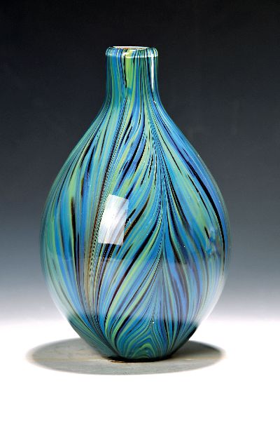 Künstlervase, Murano, 1980er Jahre, Schichtglas mit weißem Innenüberfang, graue, grüne und blaue Fadeneinschmelzungen, eine Feder imitierend, H. ...
