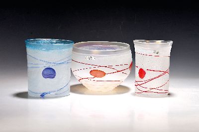3 Vasen, Kosta Boda Schweden, Atelier Vallien, opak-weißer Überfang mit blauen bzw. roten Aufschmelzungen, H. ca. 12/13.5 und 13cm