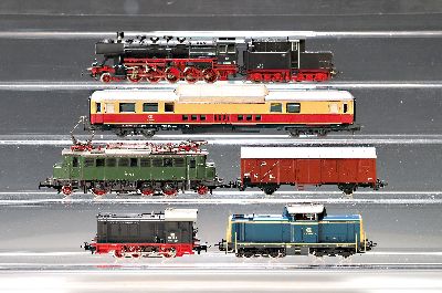 Konvolut Modelleisenbahnen: Märklin Spur H0, Bj. Loks 1974-1986, Wägen 1975-1988, Diesel -/E-Loks 3041, 3049, 2x 3054, 3057, 3058, 3146, 3147, ...