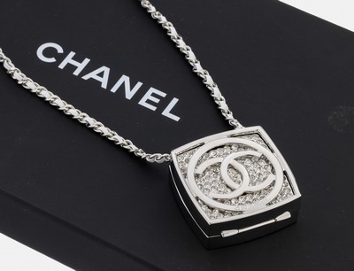 Überlanges CHANEL Collier, Paris, Metall vers., Kette mit weißem Kalbslederband, L. ca.110 cm, crossbody tragbar, Täschchen ca. 4 x 4cm, ...